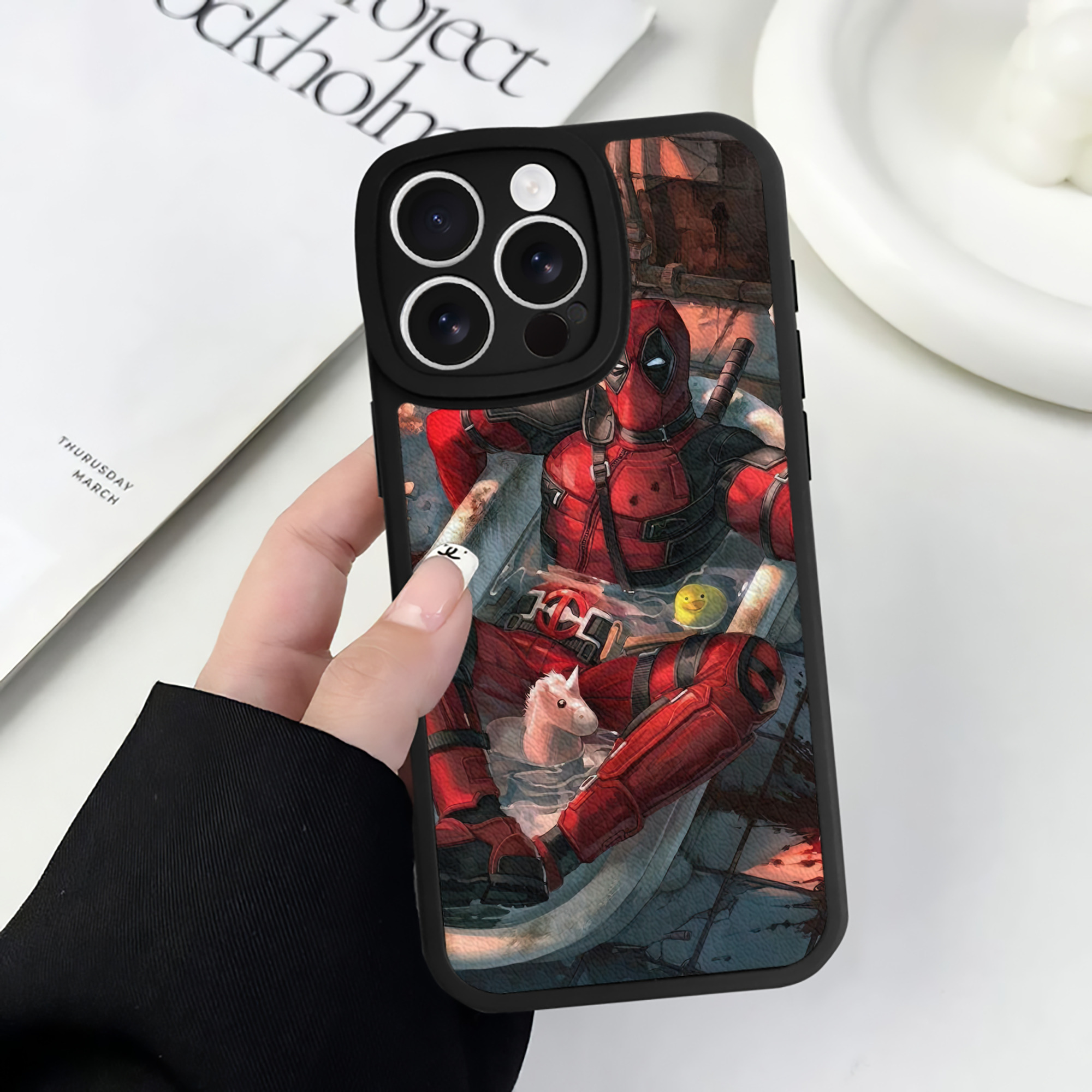 （画像用） Deadpool デッドプール 【iPhone 16シリーズ対応】シリコンスマホケース（レザー調） 材質：シリコン